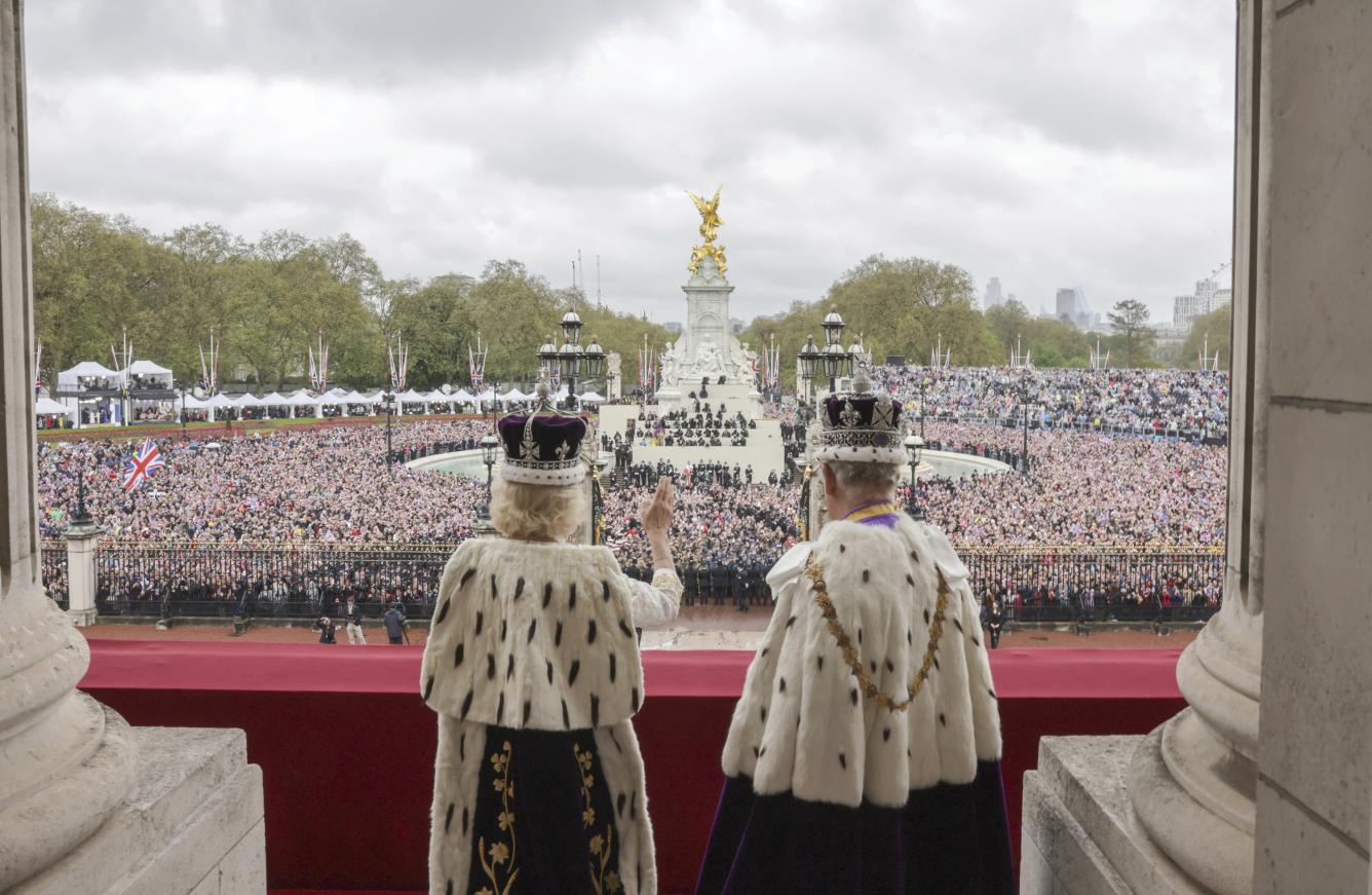El rey Carlos III y la reina Camila de Gran Bretaña saludan desde el balcón del Palacio de Buckingham después de su coronación, en Londres, el sábado 6 de mayo de 2023.