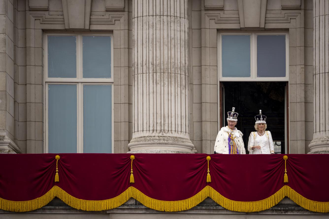 El rey Carlos III de Gran Bretaña y la reina Camila en el balcón del Palacio de Buckingham después de su ceremonia de coronación en Londres, el sábado 6 de mayo de 2023.