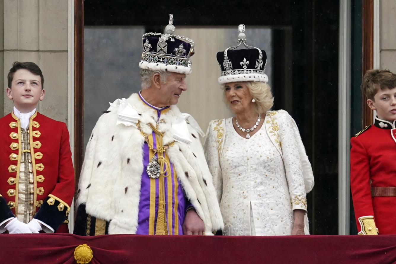 El rey Carlos III de Gran Bretaña y la reina Camila en el balcón del Palacio de Buckingham, Londres, después de la coronación, el sábado 6 de mayo de 2023.
