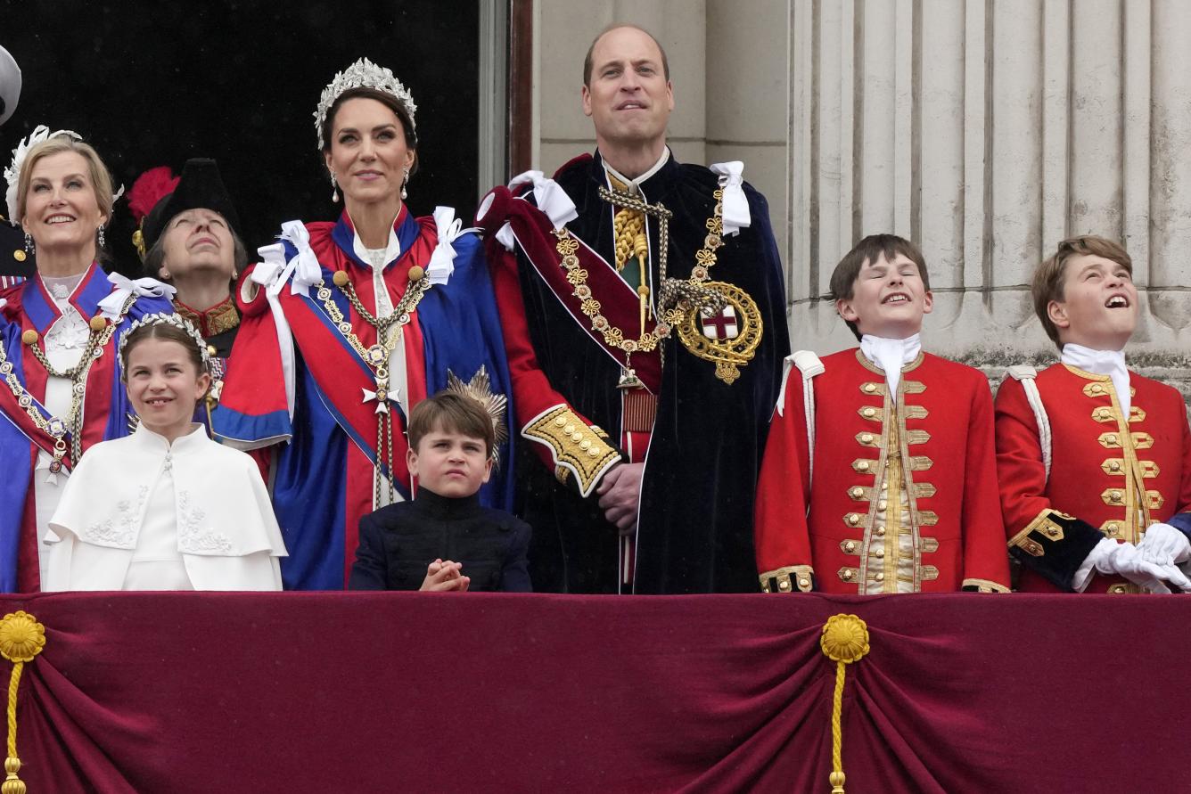 Sophie, duquesa de Edimburgo, desde la izquierda, la princesa Charlotte, la princesa Anne, Kate, la princesa de Gales, el príncipe Louis, el príncipe William y el príncipe George, a la derecha, saludan a la multitud desde el balcón del Palacio de Buckingham después de la ceremonia de coronación del rey Carlos III y la reina Camila. en Londres, sábado 6 de mayo de 2023.