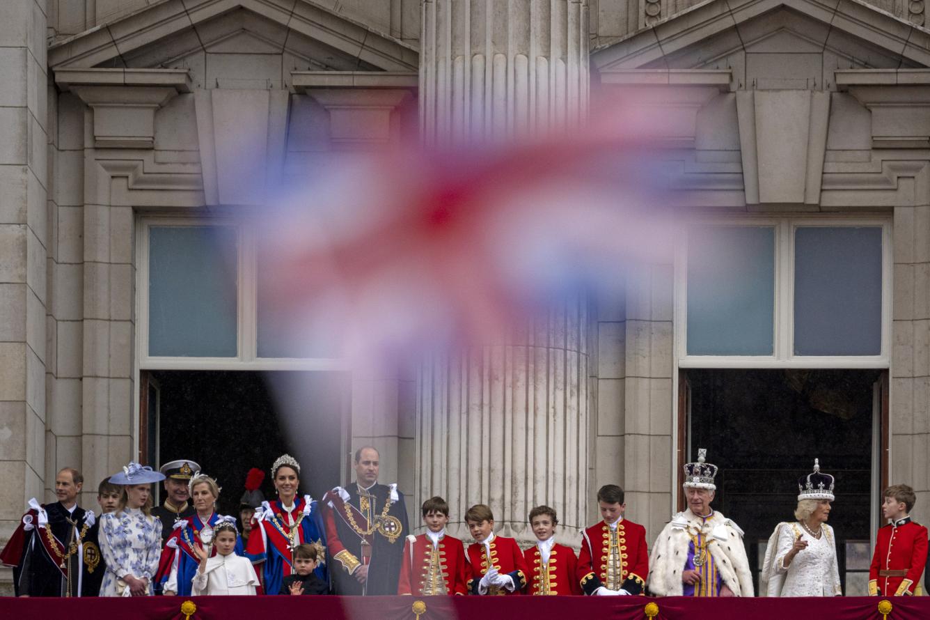 El rey Carlos III y la reina Camila de Gran Bretaña saludan a la multitud desde el balcón del Palacio de Buckingham después de la ceremonia de coronación en Londres, el sábado 6 de mayo de 2023.