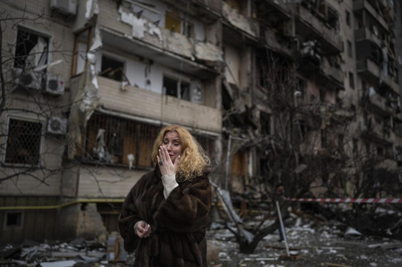 Natali Sevriukova llora frente a su edificio de apartamentos