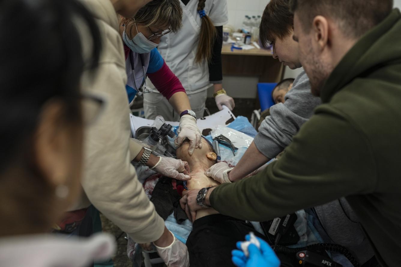 Personal médico trata infructuosamente de salvar la vida de Kirill