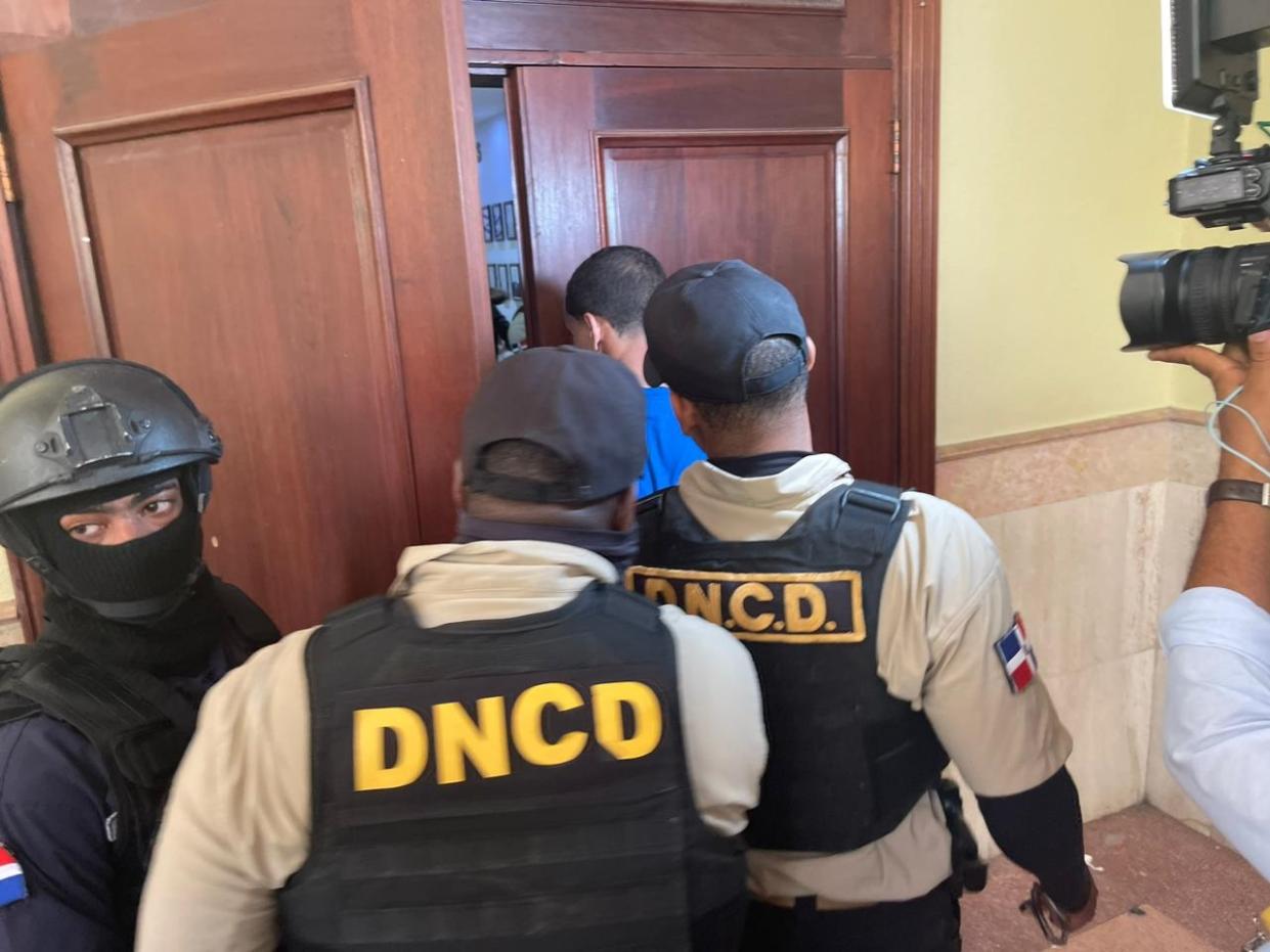 Agentes de la DNCD escoltan a uno de los implicados al Palacio de Justicia de Santiago