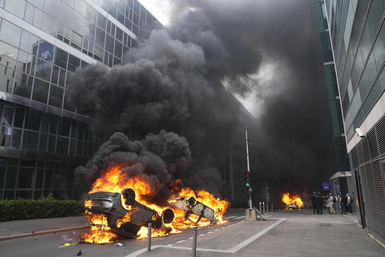 Vehículos envueltos en llamas después de una marcha por Nahel, el jueves 29 de junio de 2023, en Nanterre, a las afueras de París.