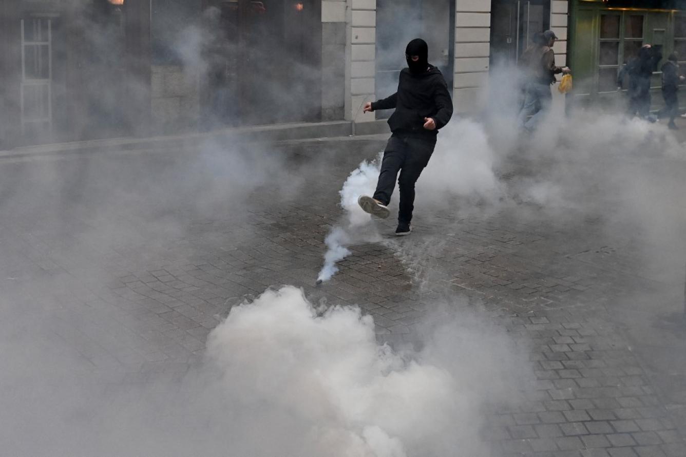 Un manifestante patea un bote de gas lacrimógeno durante una protesta en Nantes, en el oeste de Francia, el 30 de junio de 2023, luego de que la policía francesa disparara contra un conductor adolescente en un suburbio de París el 27 de junio.