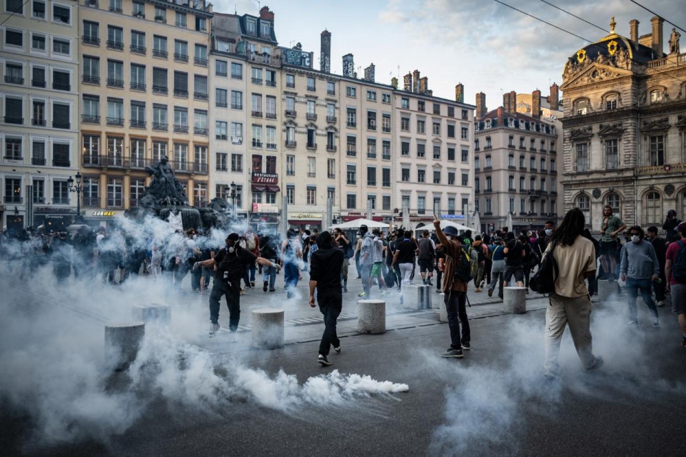 Los manifestantes se enfrentan con la policía antidisturbios de CRS en Marsella, sur de Francia, el 30 de junio de 2023, por el tiroteo de un conductor adolescente por parte de la policía francesa en un suburbio de París el 27 de junio.