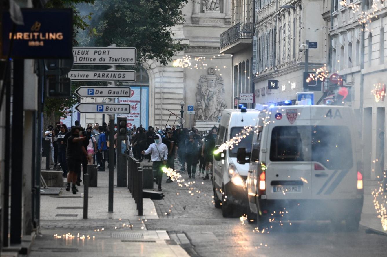 Los manifestantes chocan con la policía antidisturbios de CRS en la Porte d'Aix en Marsella, sur de Francia, el 30 de junio de 2023, por el tiroteo de un conductor adolescente por parte de la policía francesa en un suburbio de París el 27 de junio.