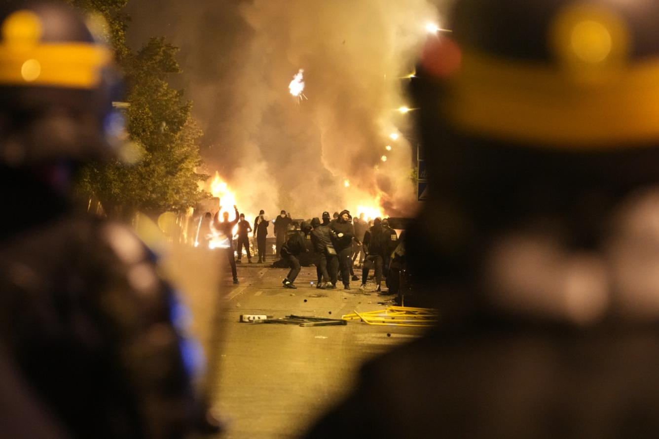 Policías se enfrentan con manifestantes en Nanterre, en las afueras de París, el jueves 29 de junio de 2023.