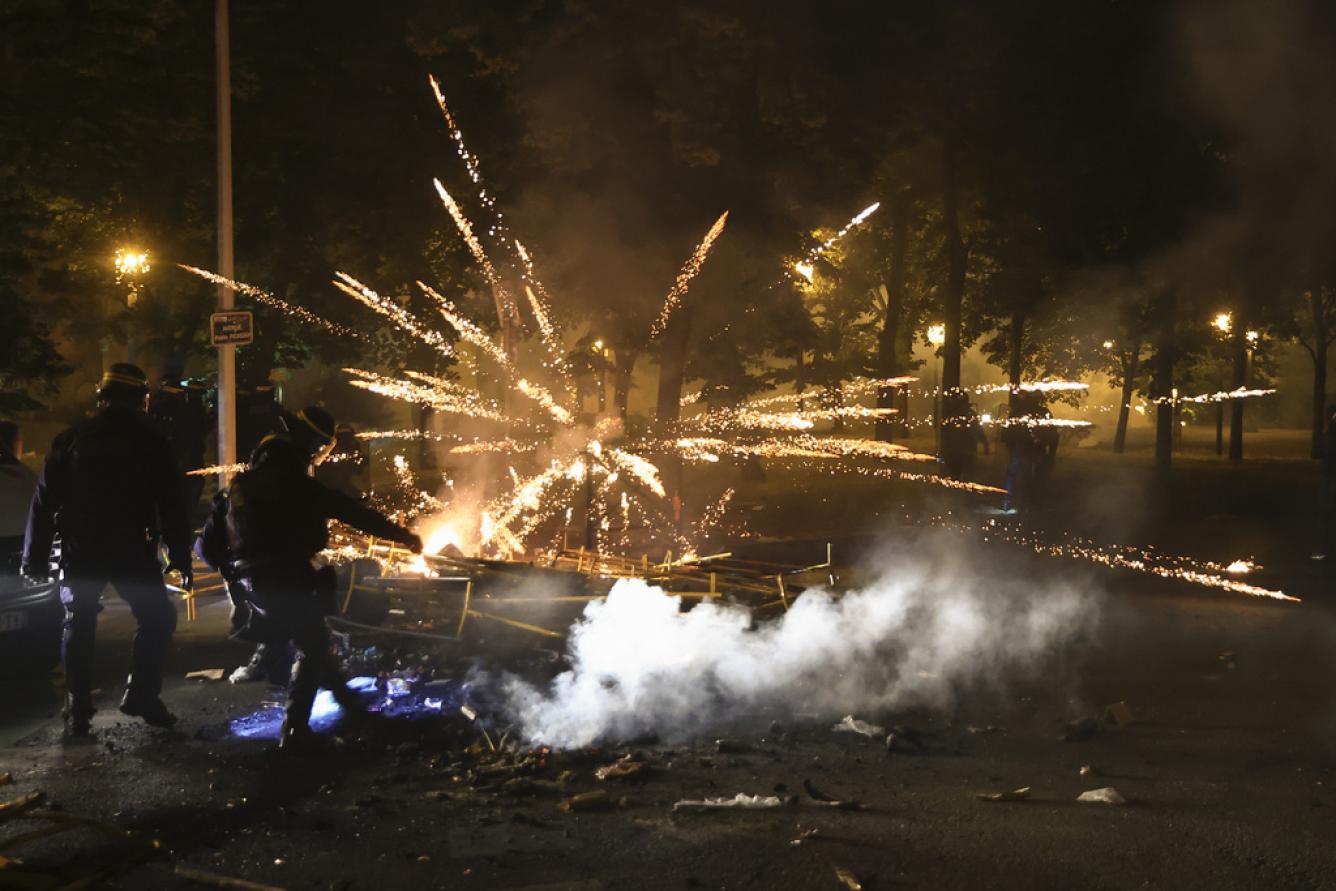 Policías despejan una calle en la tercera noche de protestas luego de la muerte de un conductor de 17 años por un disparo de la policía, en Nanterre, un suburbio de París, Francia, el 30 de junio de 2023.