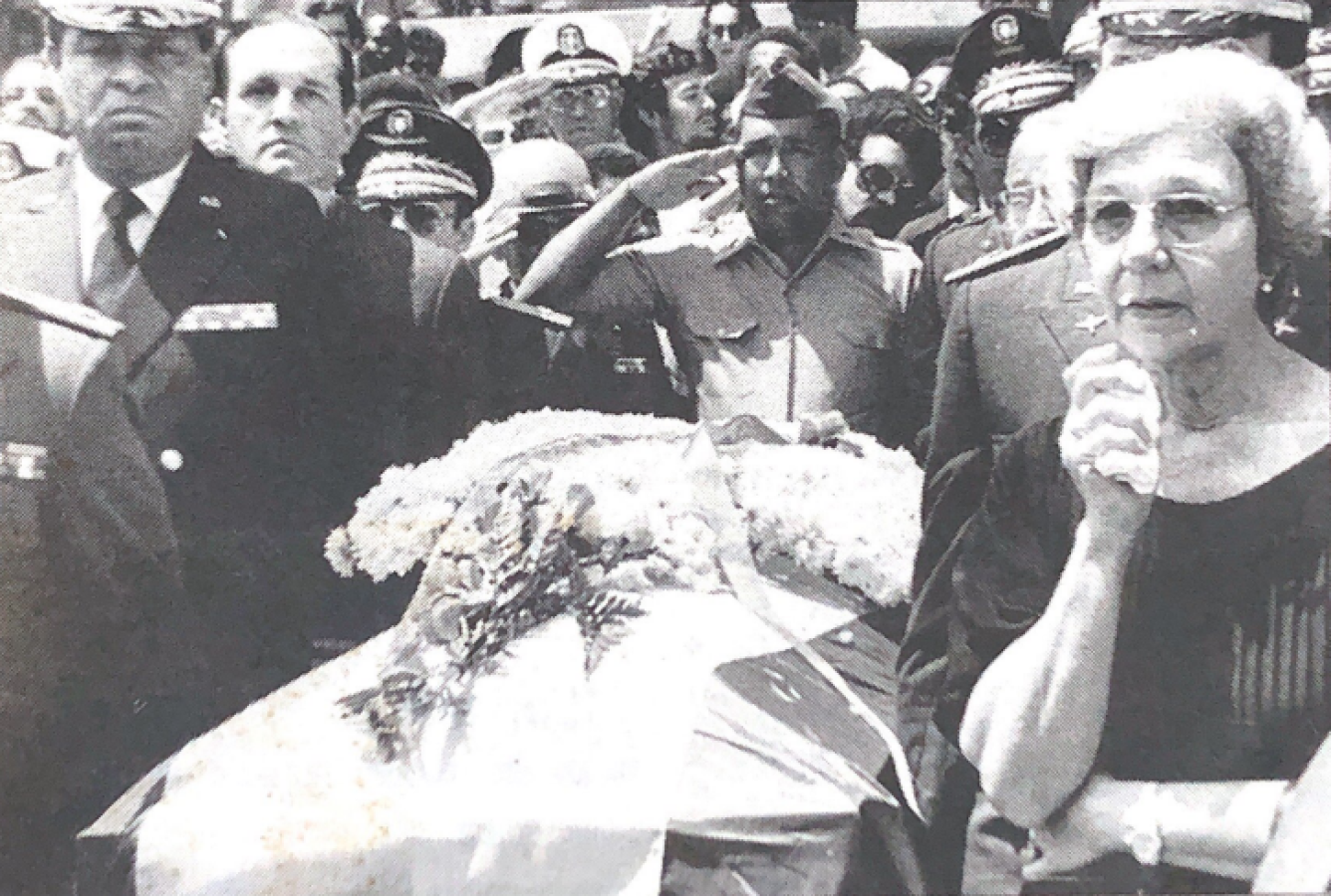 Honras fúnebres del presidente Guzmán, en 1982. Al lado del ataud, su esposa Renée.