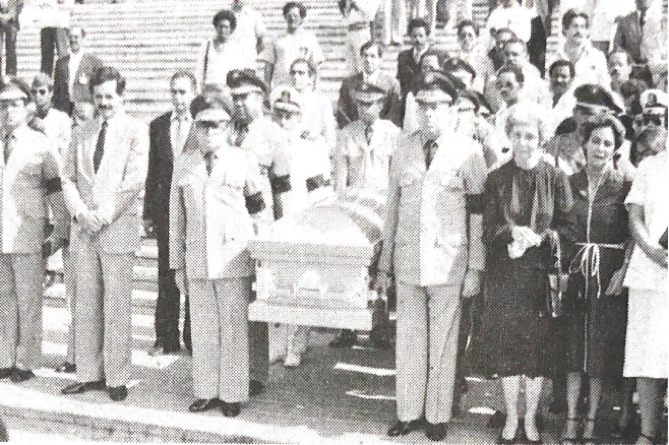 Ataud de presidente Antonio Guzmán en las escalinatas del Palacio Nacional en el año 1982 para rendimiento de honor.