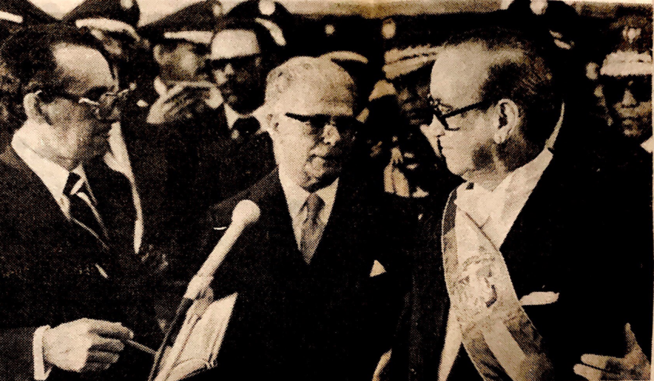 El fallecido presidente Joaquin Balaguer junto a Antonio Guzmán en el acto de entrega de bando presidencial.