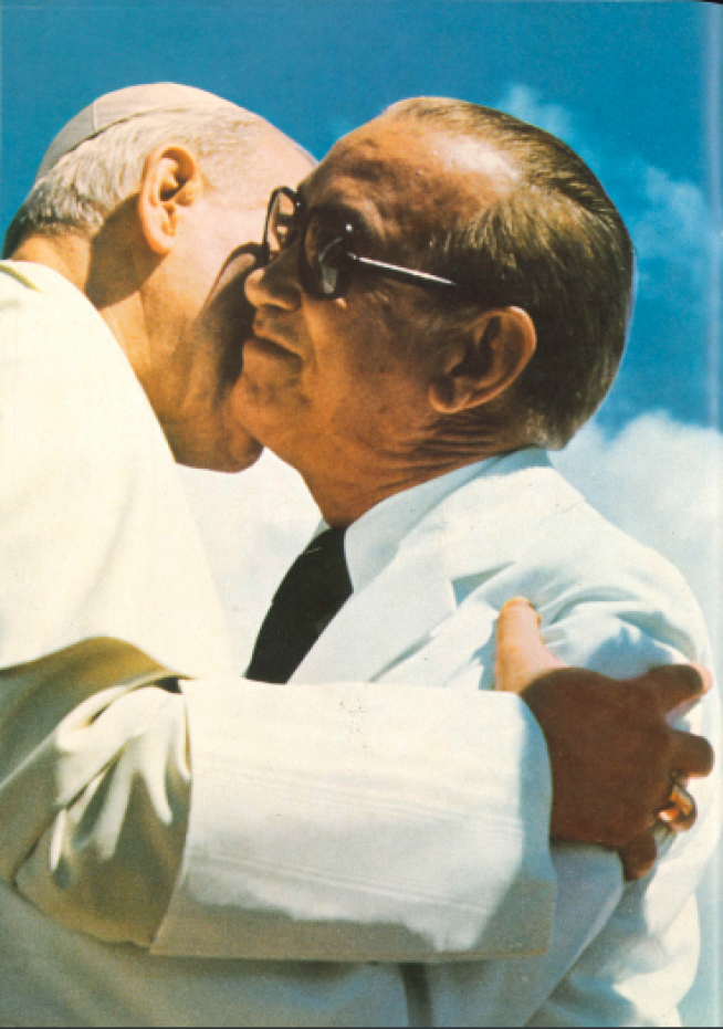 Papa Juan Pablo Segundo y el presidente Antonio Guzmán se saludan afectuosamente a la llegada del Pontífice, en su primera visita al país en el año 1979