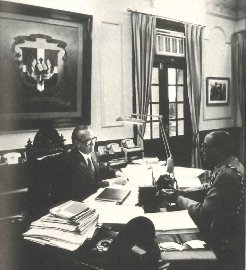 Presidente Antonio Guzmán conversa en su despacho con servidor público en el año 1979.