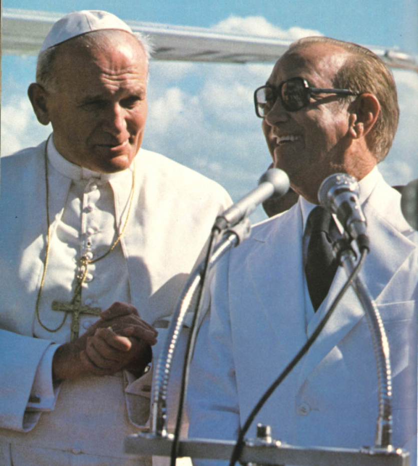 Presidente Antonio Guzmán junto a Juan Pablo Segundo.