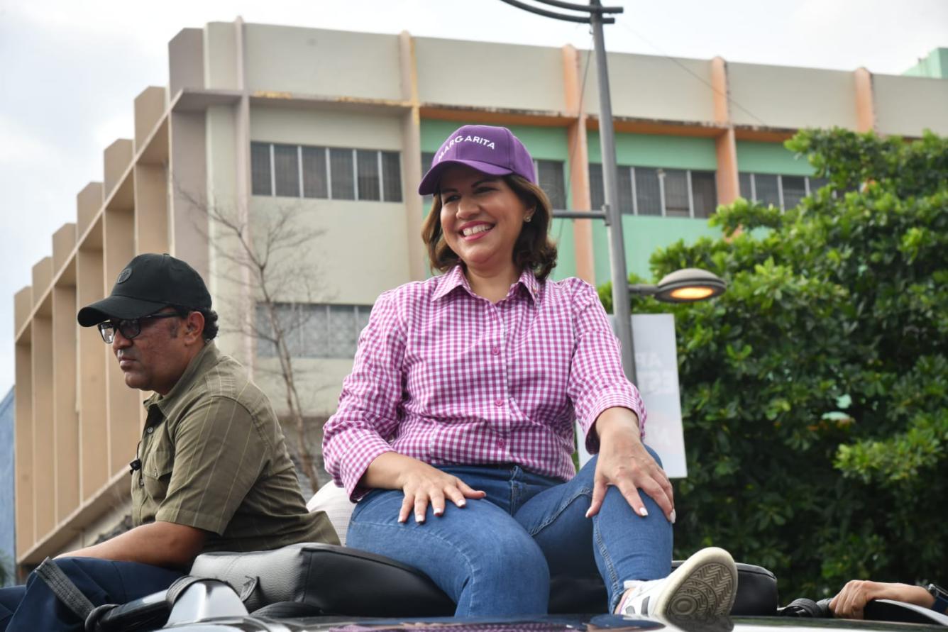Margarita Cedeño acompañando el candidato morado.