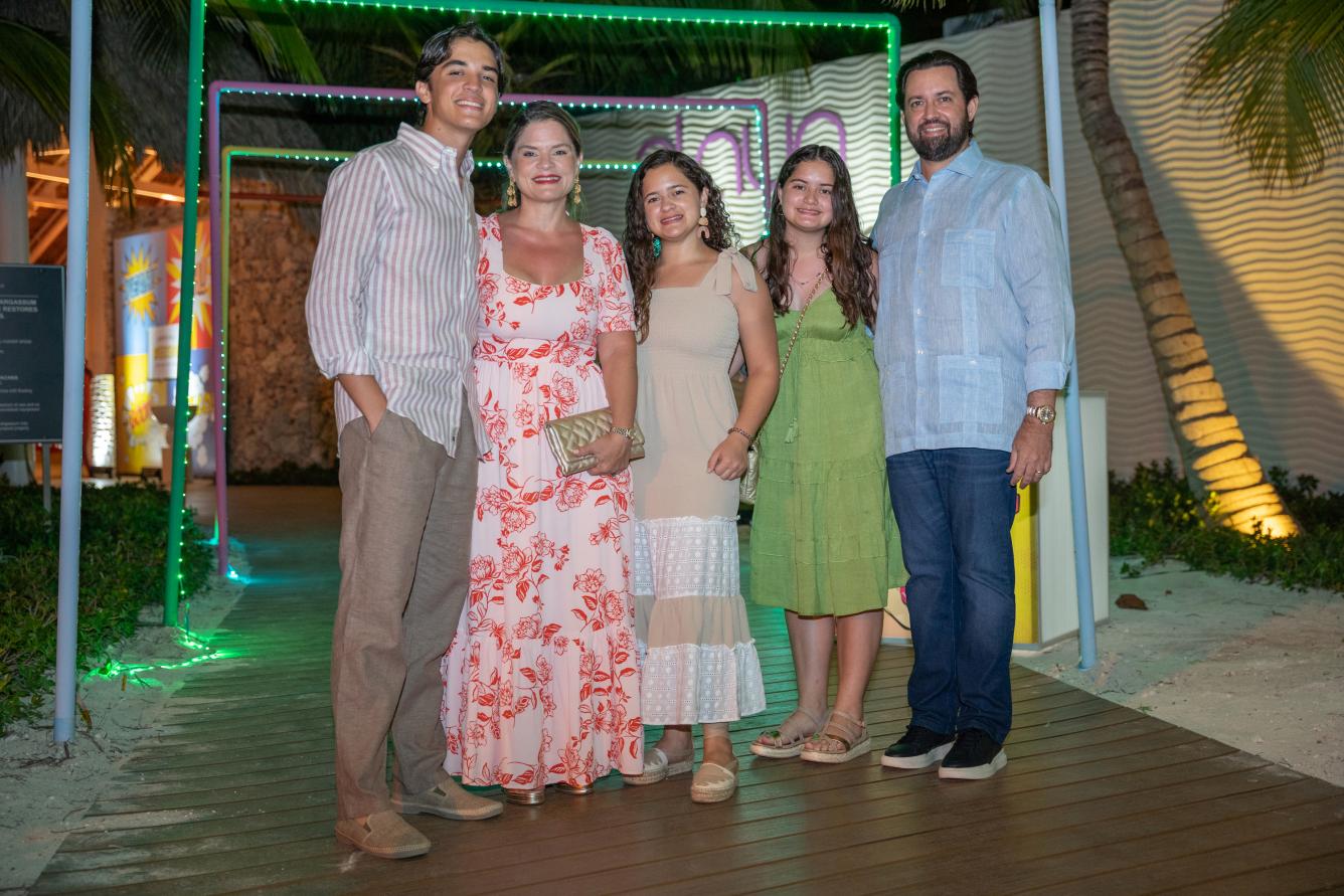 Lucas Salcedo, Ailenn de Salcedo, Hanna Salcedo, Sofía Salcedo y Gregory Salcedo