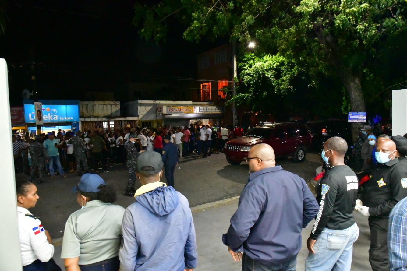 Momentos de incertidumbre vividos a las afueras del Hospital Juan Pablo Pina en San Cristóbal
