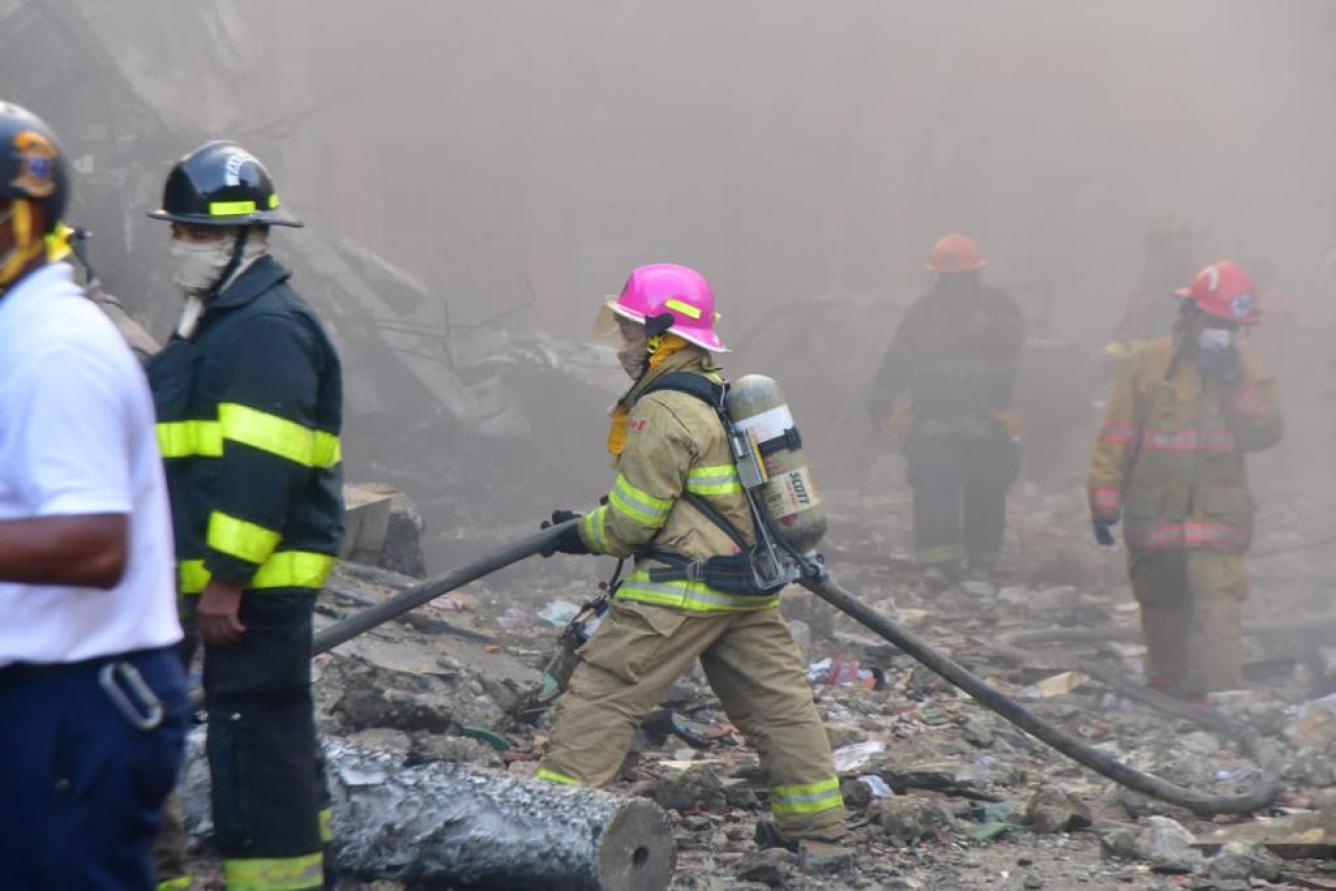 Autoridades durante labores de rescate en explosión de San Cristóbal