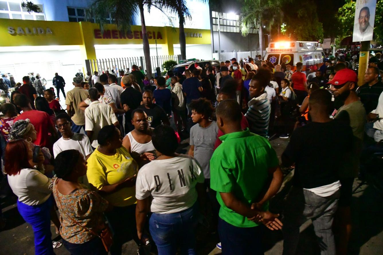 Personas esperan por información sobre el estado de sus familiares en el hospital Juan Pablo Pina luego de la explosión