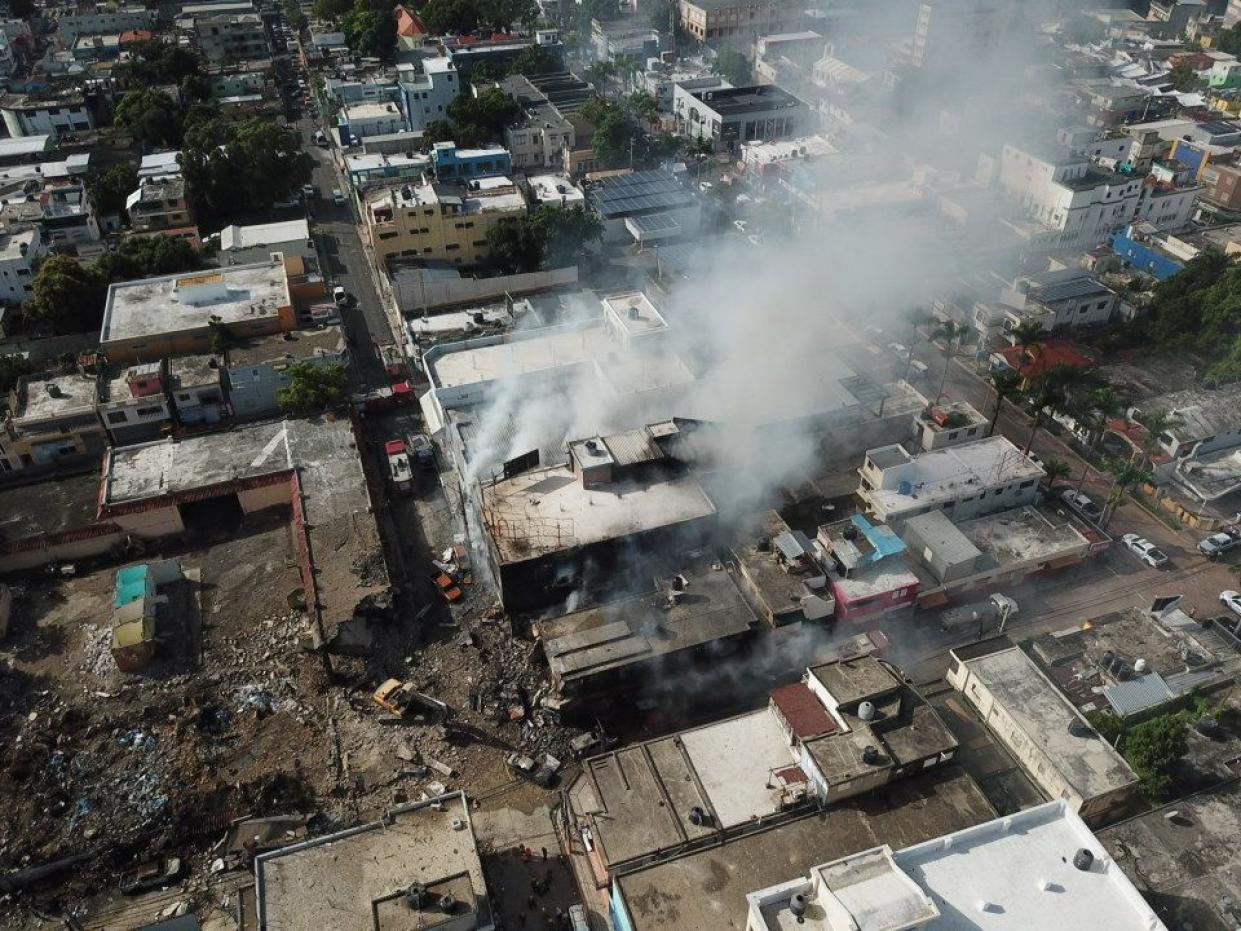 Un día después de la explosión, la zona cero todavía mantenía varios focos de incendio activos.