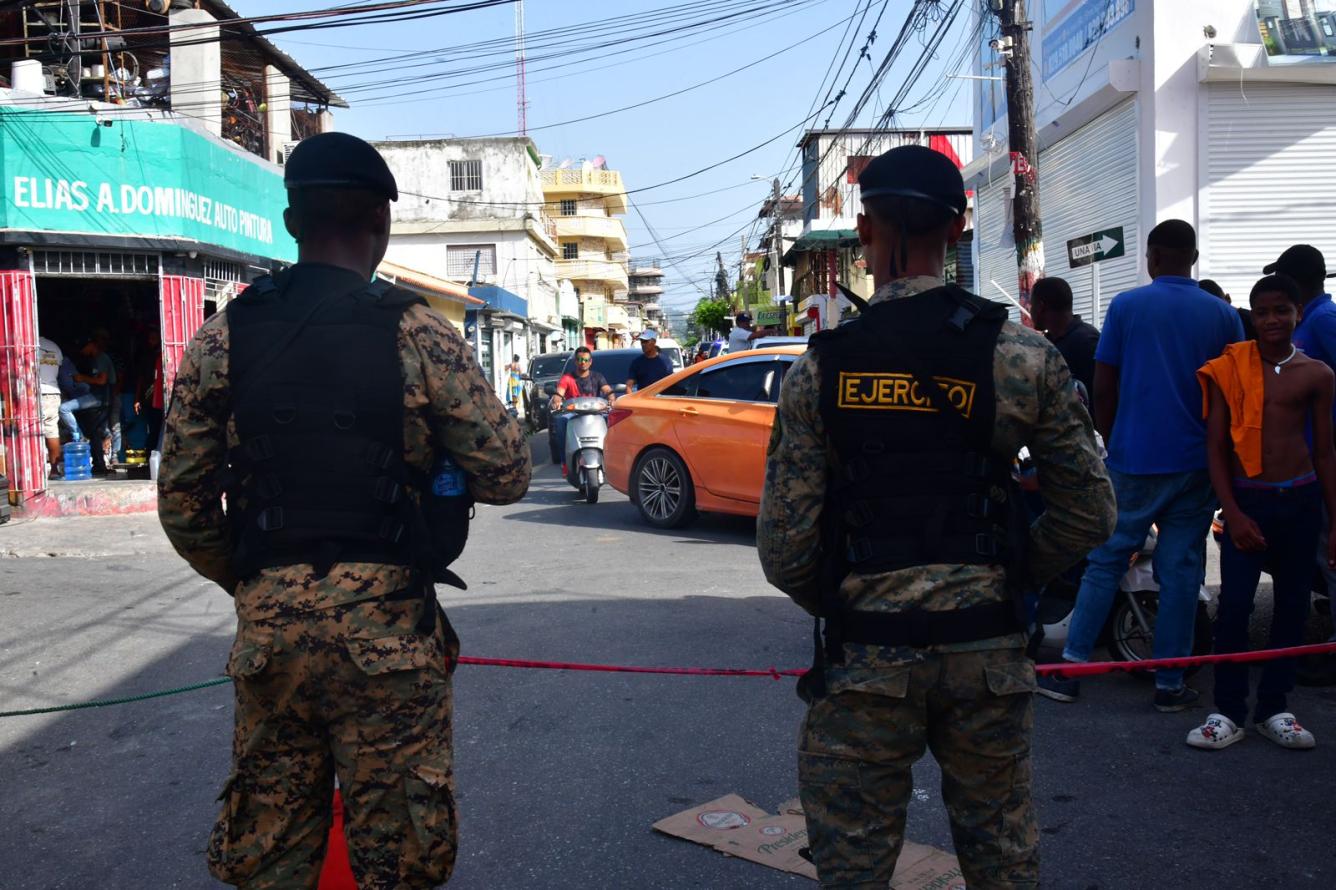 Miembros del Ejército impiden la entrada de personas a zona cero de explosión