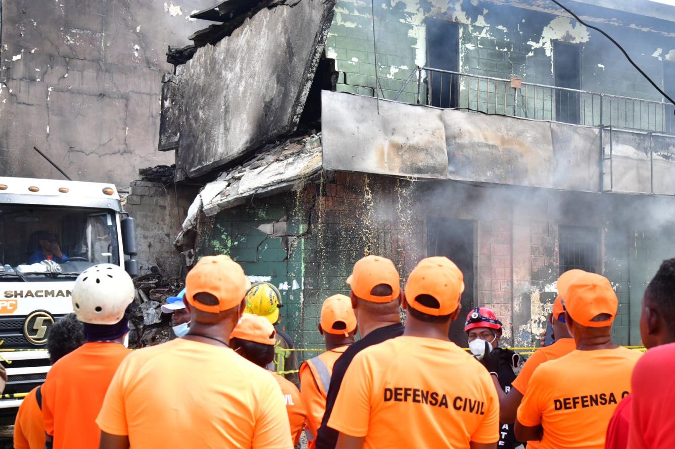 Miembros de la Defensa Civil observan uno de los edificios afectados