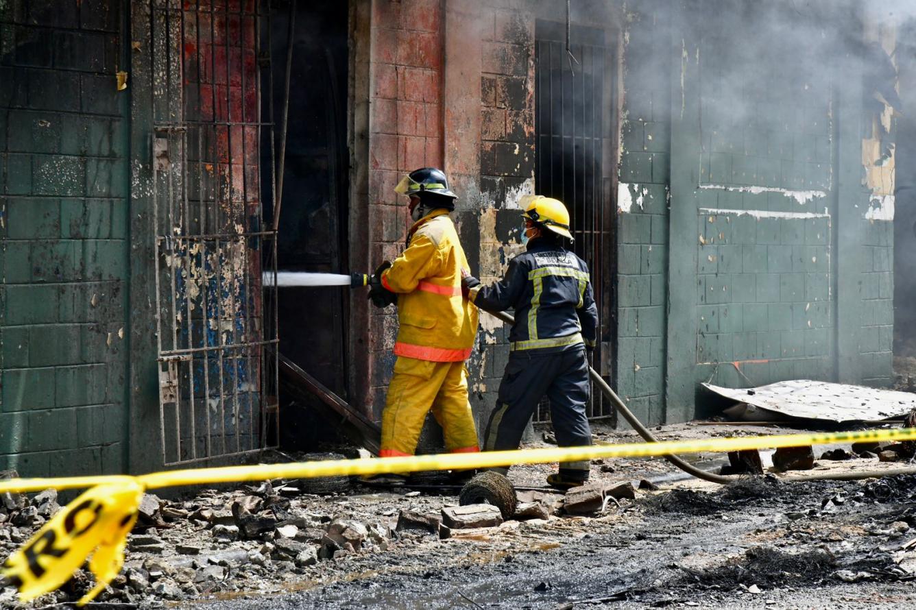 Bomberos sofocan fuego