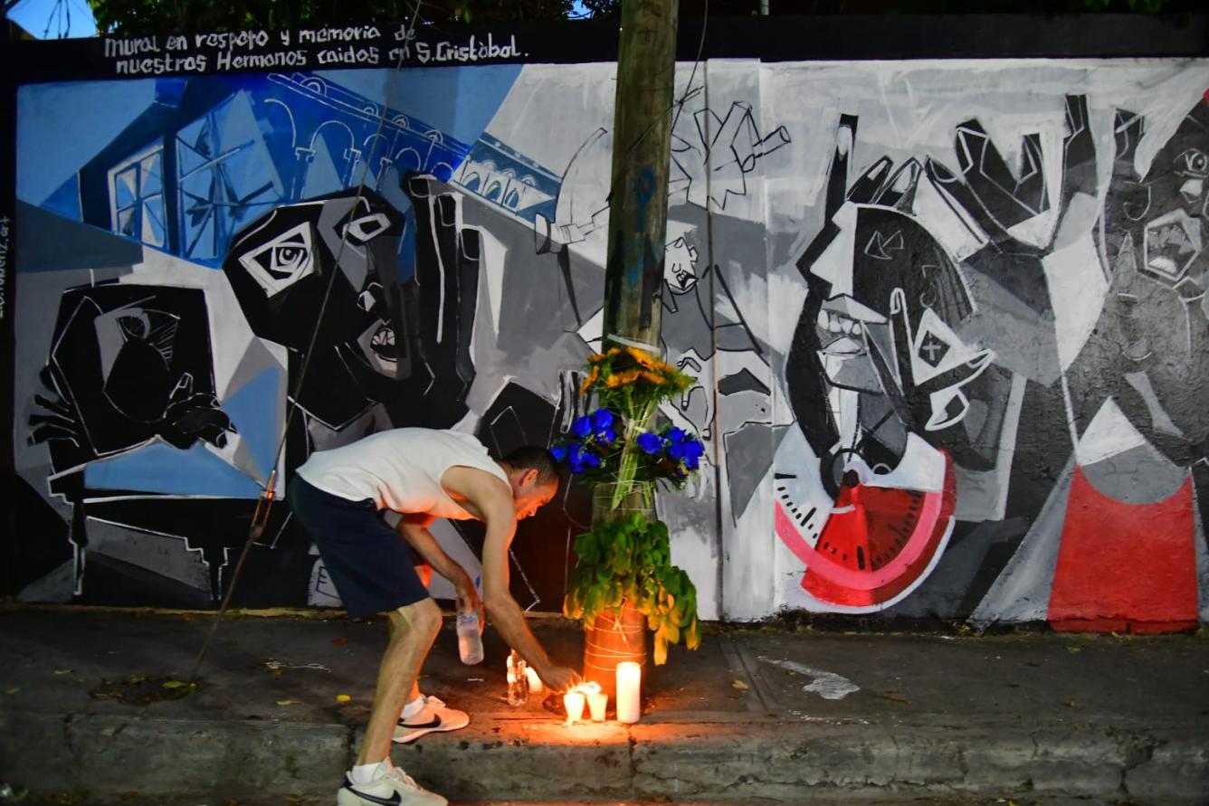 El viernes se realizó un encendido de velas por los fallecidos