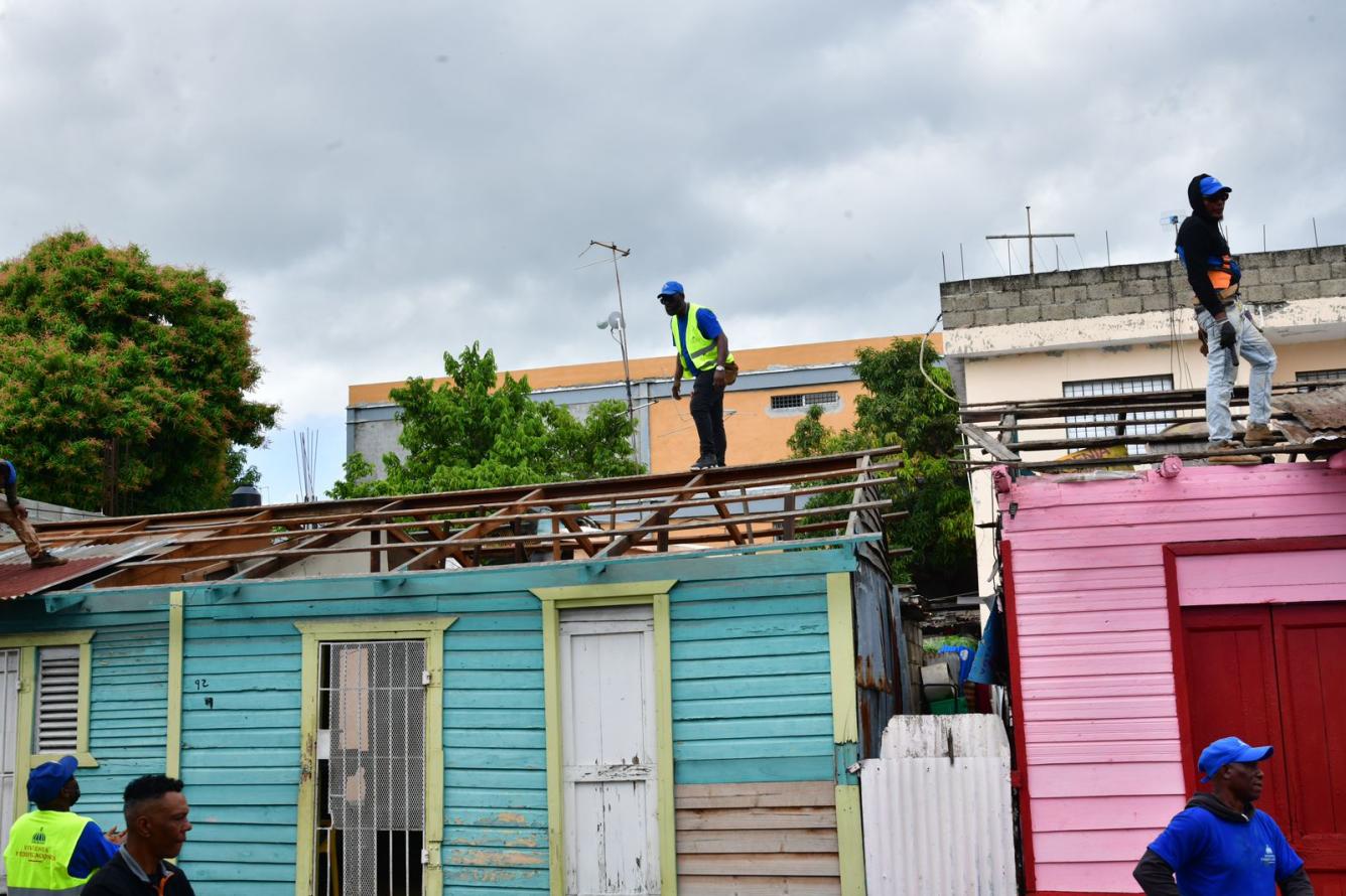 Reparan casas afectadas por explosión en San Cristóbal
