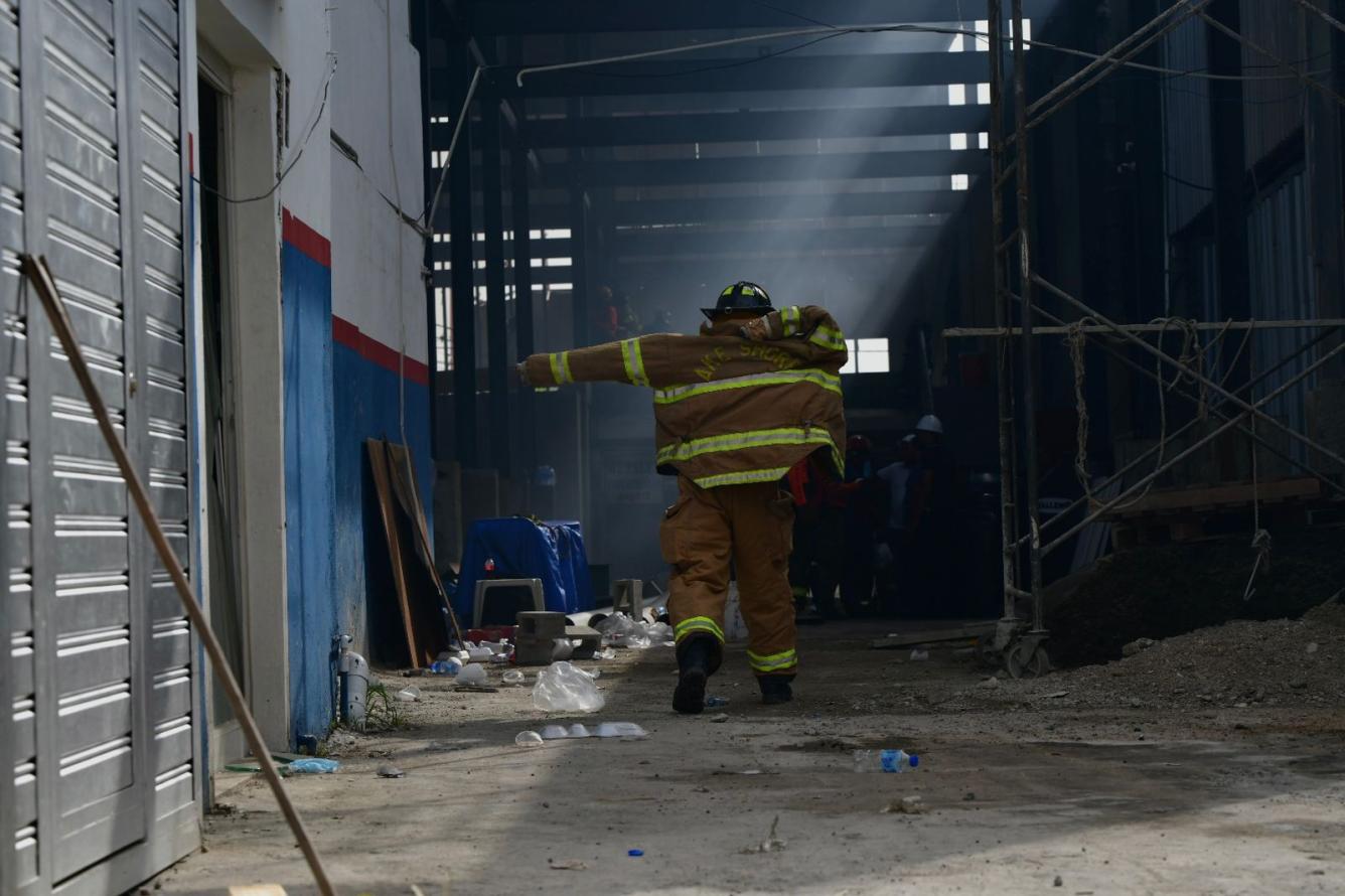 Bombero se prepara para extinguir incendios