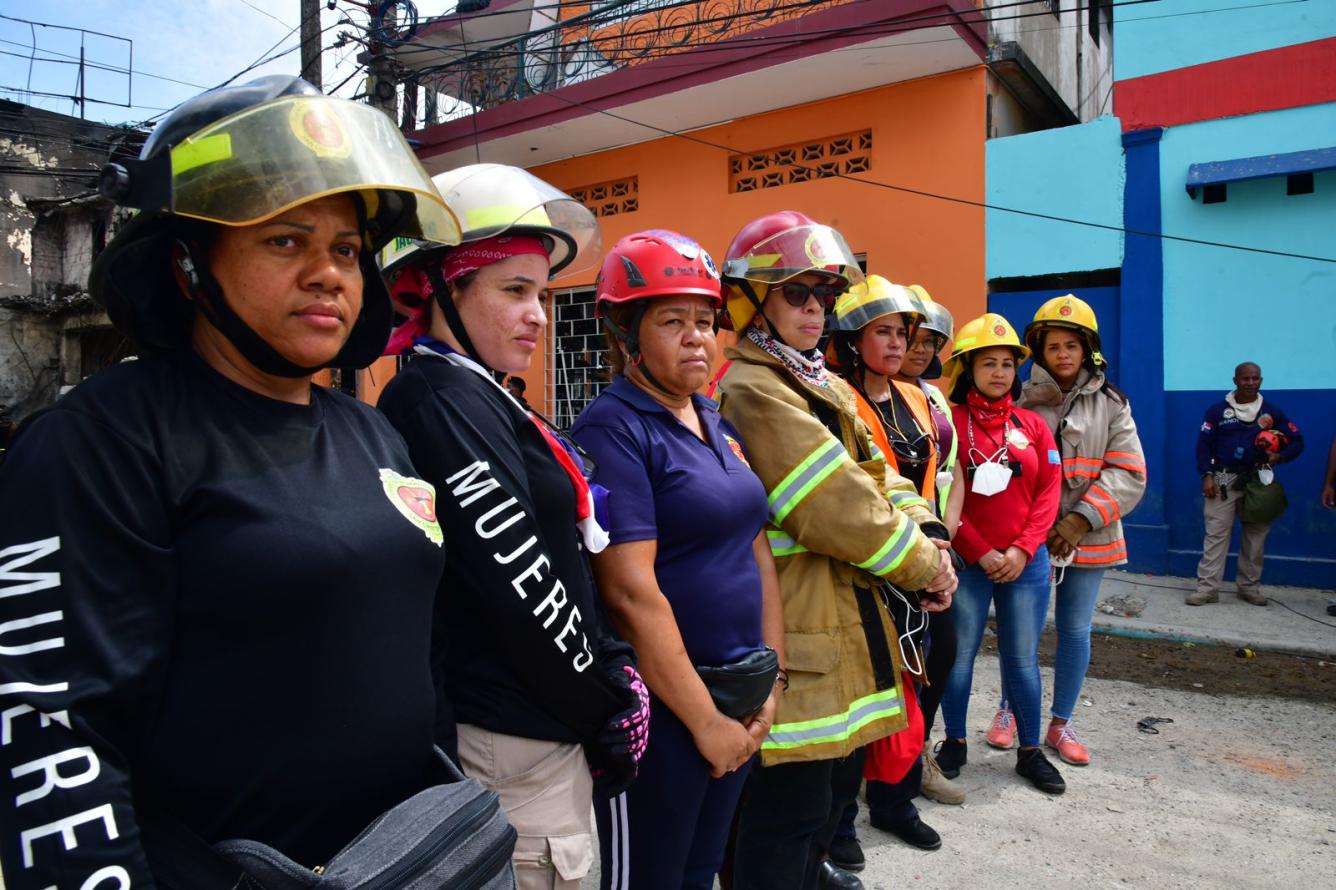 Mujeres bomberos fueron parte importante para la extinción de fuego