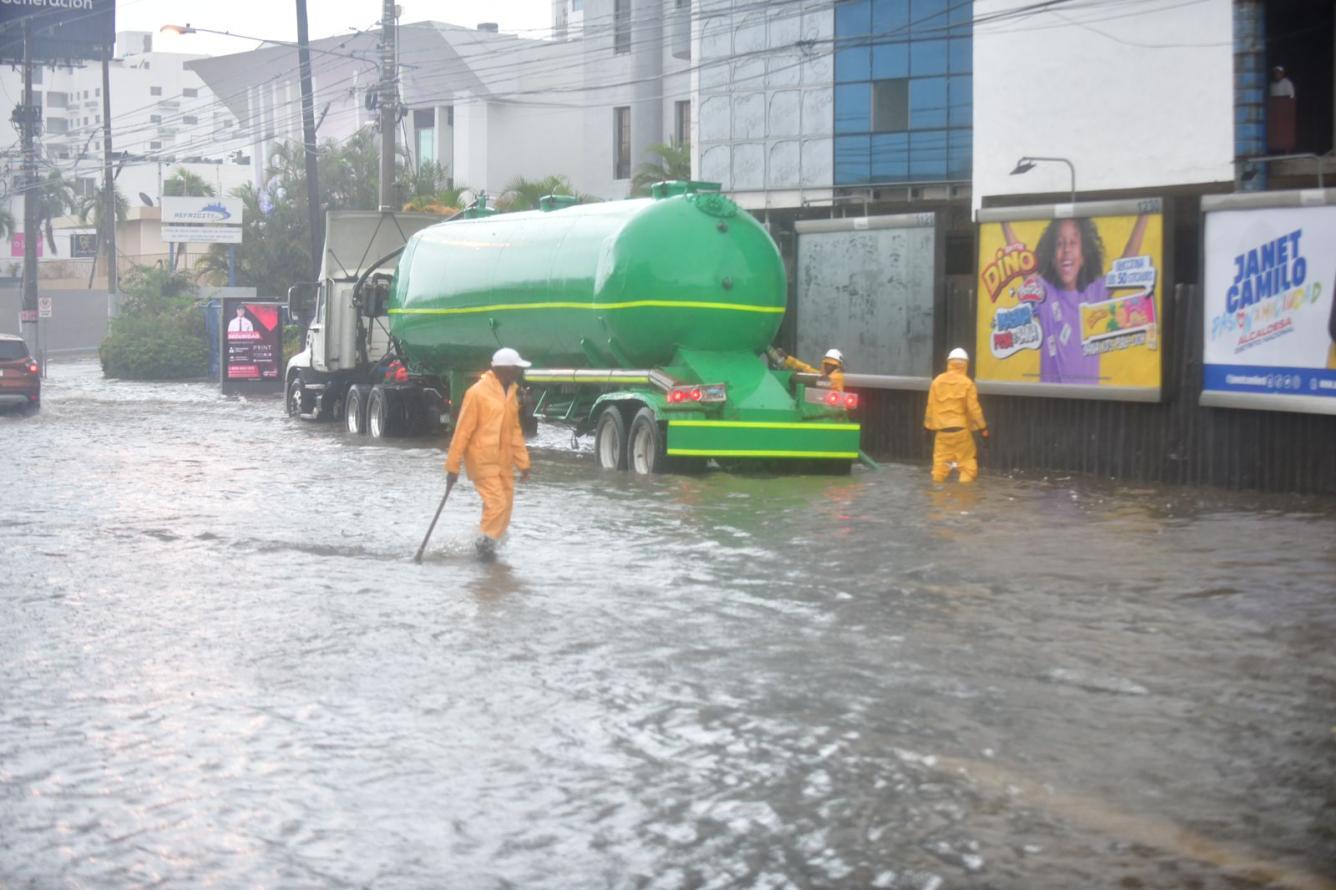 Calles inundadas en la avenida 27 de Febrero, esquina caonabo