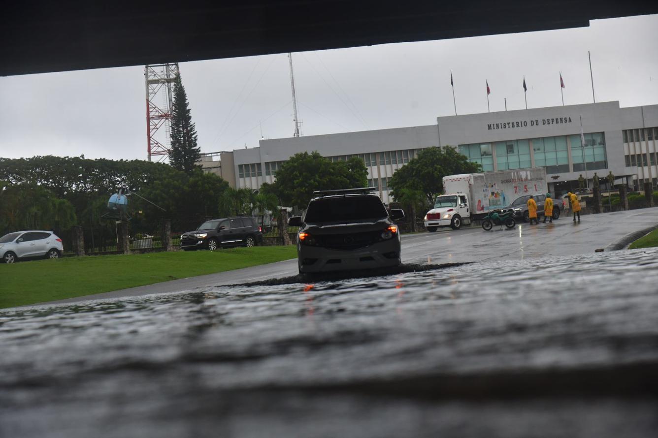 Charco en la rotonda de la 27 de Febrero, próximo a la Plaza de la Bandera.