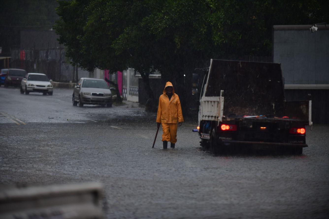 Trabajador retirando escombros de las calles