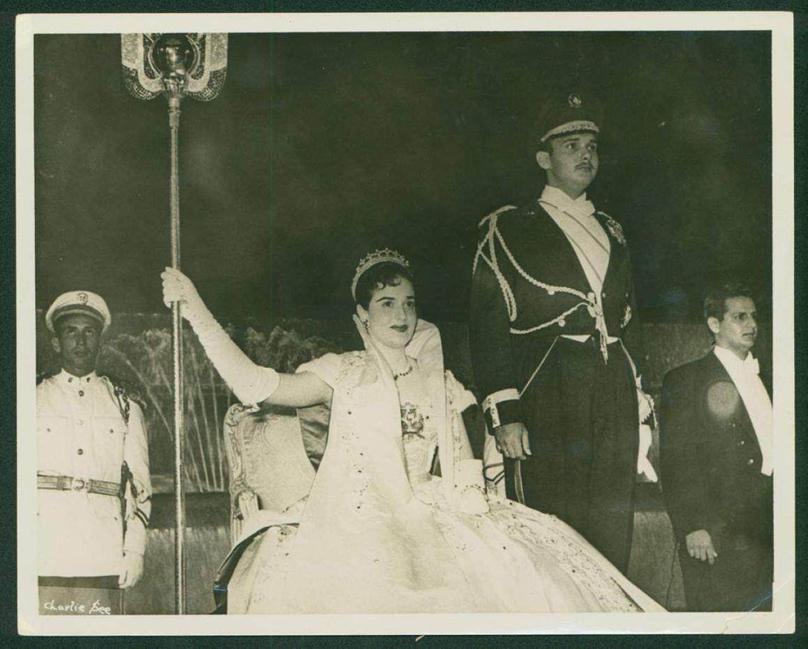 Fotografía de la coronación de Angelita Trujillo, como reina de la Feria de la Paz y Confraternidad del Mundo Libre, en el Teatro Agua y Luz. A su izquierda, Luis Rafael Trujillo, con uniforme militar.