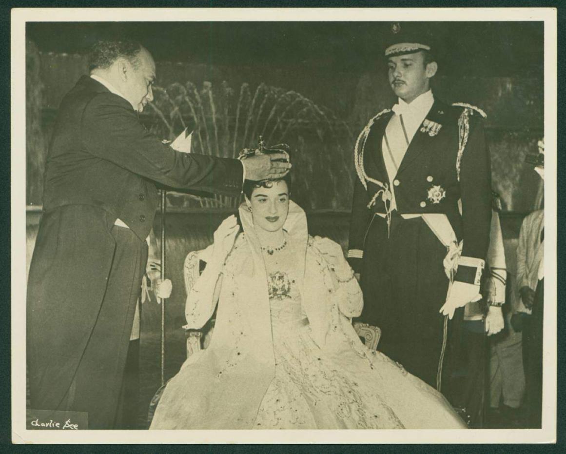 Fotografía de la coronación de Angelita Trujillo, como reina de la Feria de la Paz y Confraternidad del Mundo Libre, por Héctor Trujillo, en el Teatro Agua y Luz.