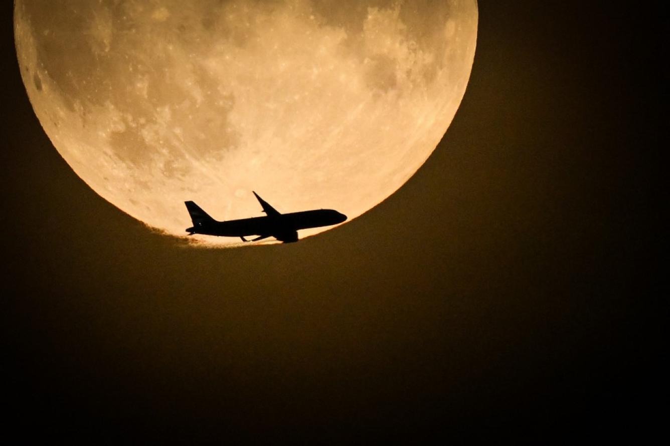 la luna llena que sale en el cielo de Londres