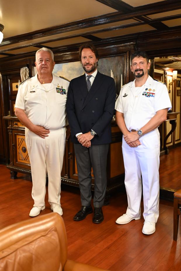 Almirante Antonio Natale, Sr. Saporito Renato de Magister Art y el comandante del Buque Amerigo Vespucci, Luigi Romangoli