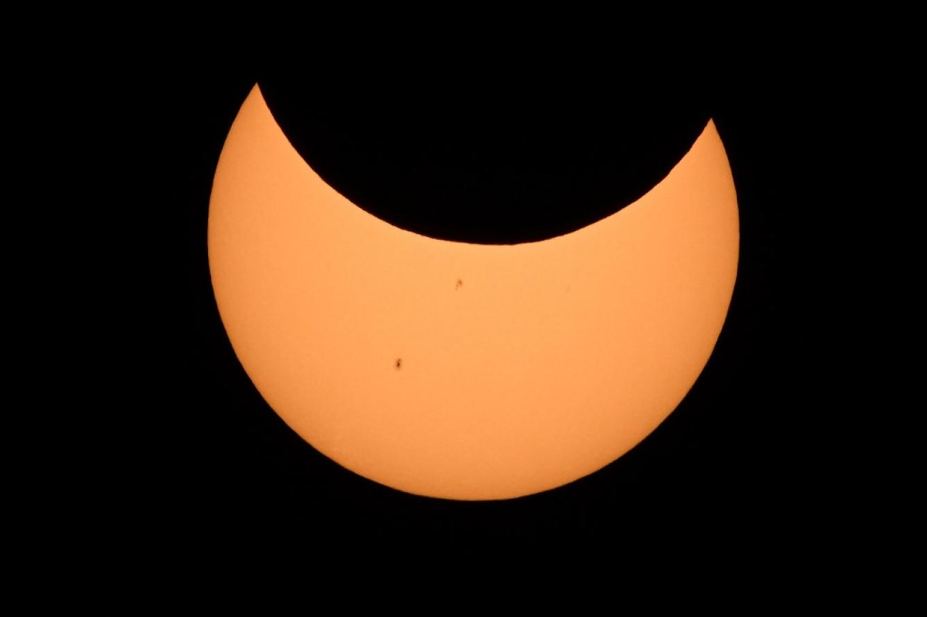 La Luna cruza frente al Sol sobre Albuquerque, Nuevo México, durante un eclipse anular el 14 de octubre de 2023. (Foto de Patrick T. Fallon / AFP)