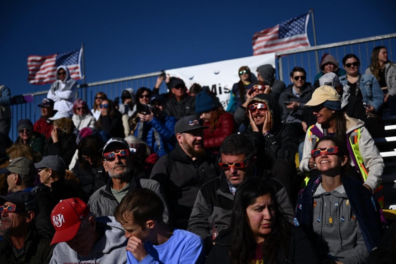 La gente observa el eclipse anular en Albuquerque, Nuevo México, el 14 de octubre de 2023. Patrick T. Fallon / AFP