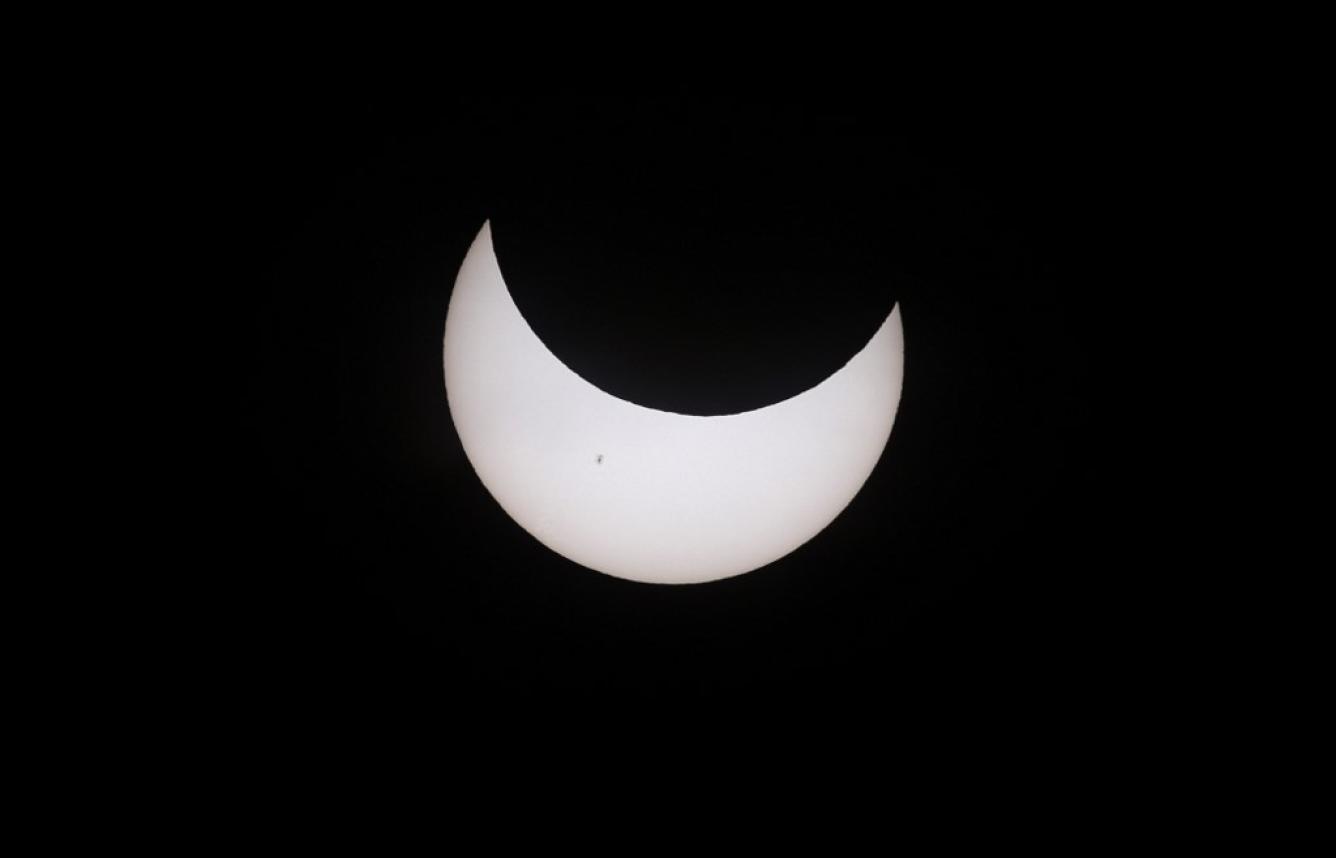 PARQUE NACIONAL CAPITOL REEF, UTAH - 14 DE OCTUBRE: La luna cruza el sol durante el eclipse solar anular el 14 de octubre de 2023 en el Parque Nacional Capitol Reef, Utah.