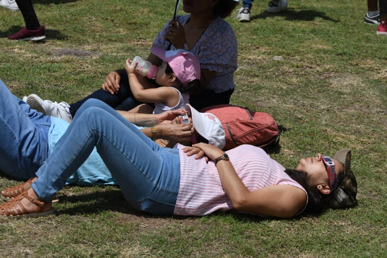 La gente observa el eclipse solar anular en el Observatorio Astronómico de la Universidad Nacional Autónoma de Honduras (UNAH) en Tegucigalpa el 14 de octubre de 2023. Los observadores del cielo de todo el continente americano volvieron sus rostros hacia arriba el sábado para presenciar un raro evento celeste: un eclipse solar anular. Orlando SIERRA/AFP