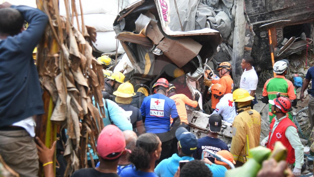 Hasta el momento, se han sacado de los escombros unas 17 personas, entre ellos hay 5 fallecidos.