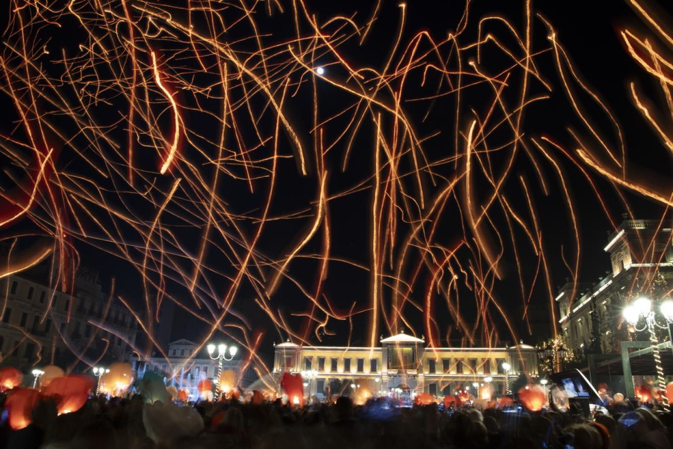 En esta imagen de larga exposición, los juerguistas sueltan linternas en el cielo en la plaza Kotzia en el centro de Atenas, Grecia, en Nochebuena, el domingo 24 de diciembre de 2023. (Foto AP/Michael Varaklas)