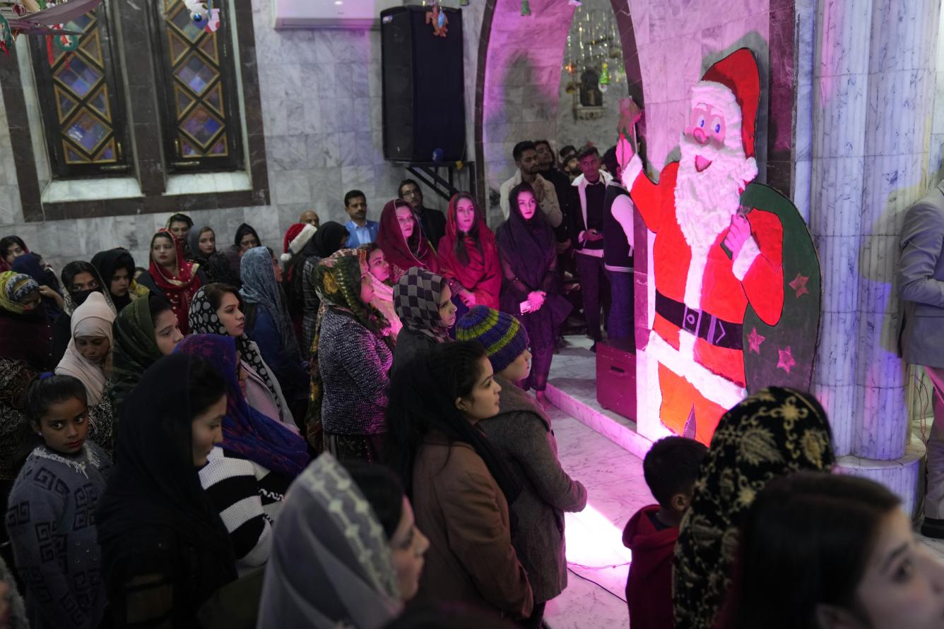 Los cristianos asisten a la misa navideña de medianoche en la iglesia de San Antonio en Lahore, Pakistán, el domingo 24 de diciembre de 2023. (Foto AP/K.M. Chaudary)