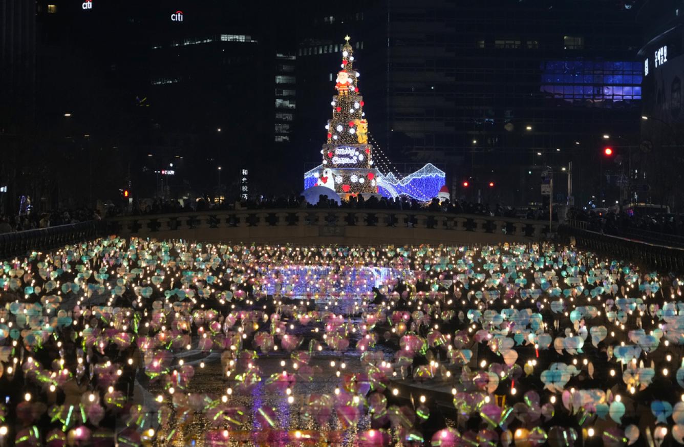 Se instala un árbol de Navidad sobre el arroyo Cheonggye en Nochebuena en Seúl, Corea del Sur, el domingo 24 de diciembre de 2023. (Foto AP/Ahn Young-joon)