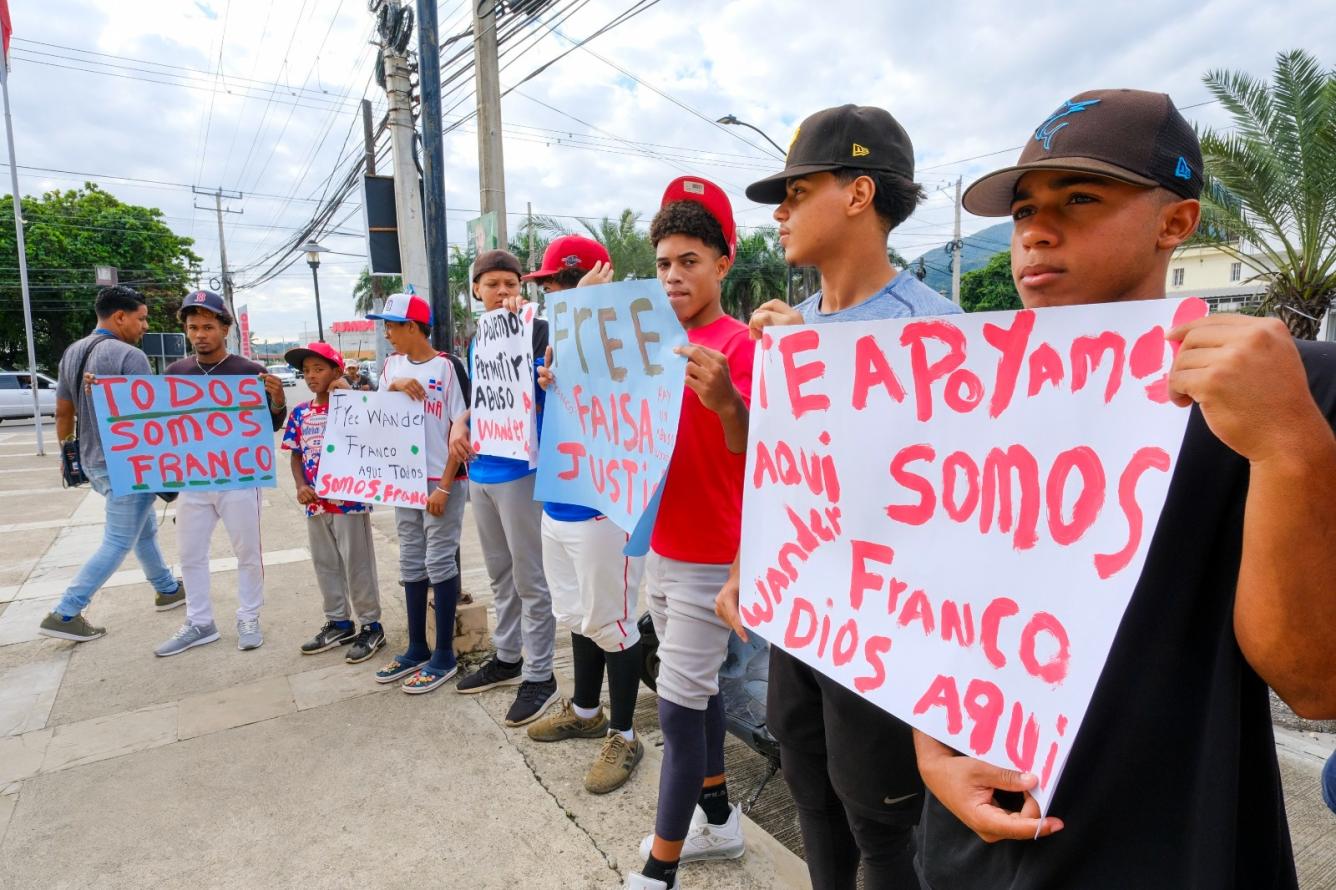 Niños a las afuera del Palacio de Justicia de Puerto Plata, manifiestan su apoyo al pelotero con cartulinas que pedían su liberación.