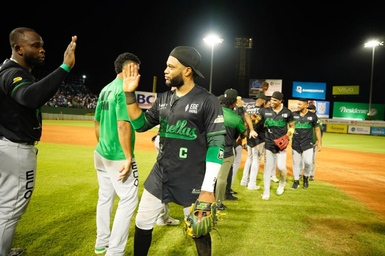 Robinson Canó congratula a sus compañeros luego de la apretada victoria sobre el Licey.